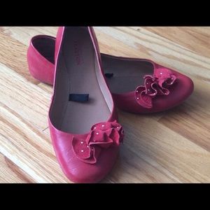 Adorable Kenneth Cole red flats